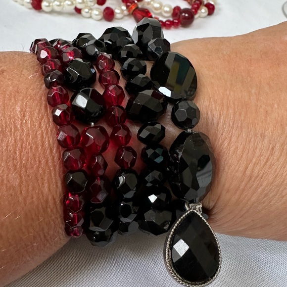 Set of 9 black red and pearl glass bead stretch bracelets - Picture 4 of 7